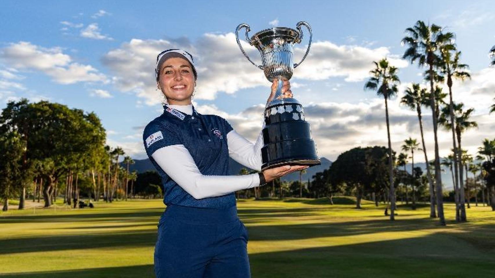Nastasia Nadaud, celebra su victoria en el Open de España femenino de golf