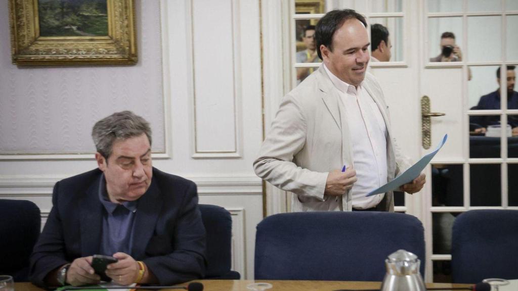 José María Llanos, portavoz de Vox en 'Les Corts', y Juanfran Pérez Llorca, recién investido presidente de la Generalitat. EE