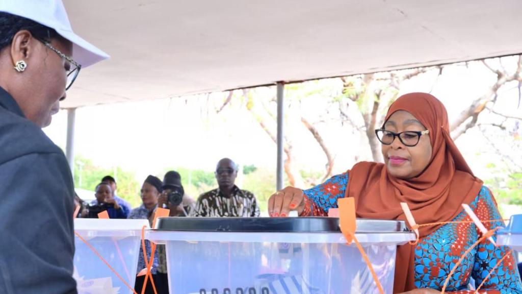 A presidente da Tanzânia, Samia Suluhu Hassan, vota numa assembleia de voto em Dodoma.