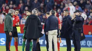 Munuera Montero explica la decisión de parar el partido siguiendo el protocolo.