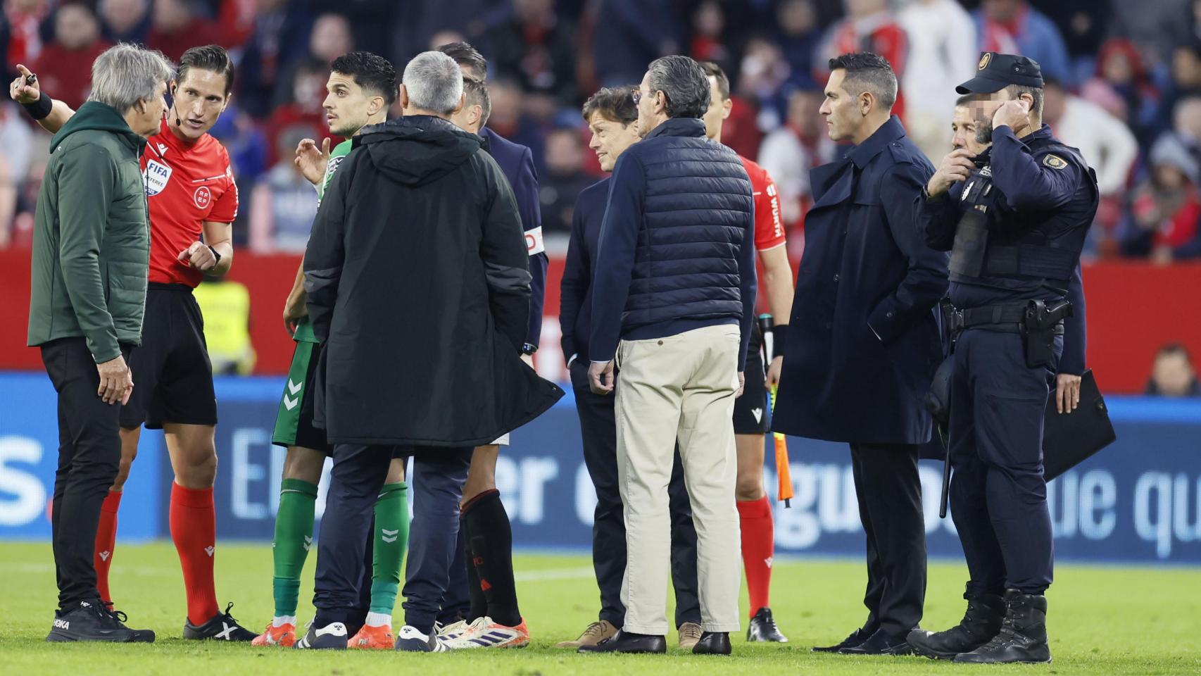 Munuera Montero explica la decisión de parar el partido siguiendo el protocolo.