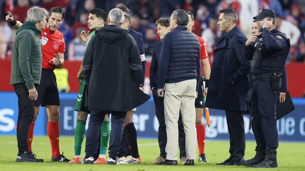 Munuera Montero explica la decisión de parar el partido siguiendo el protocolo.