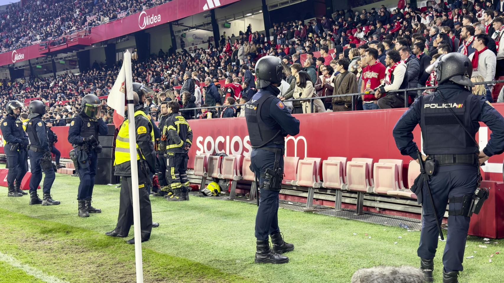 La Policía vigila el comportamiento de los aficionados sevillistas en las gradas.