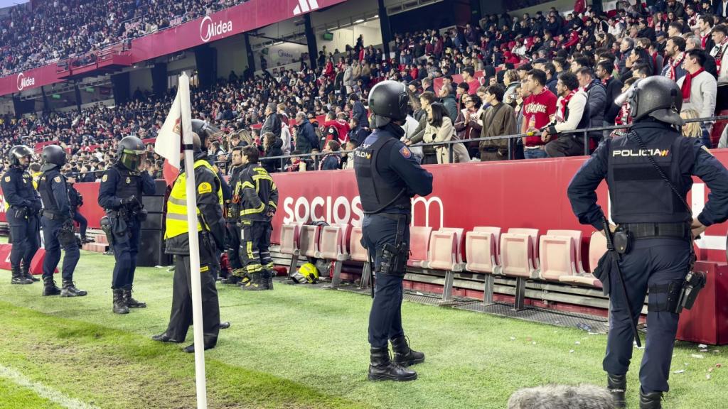 La Policía vigila el comportamiento de los aficionados sevillistas en las gradas.