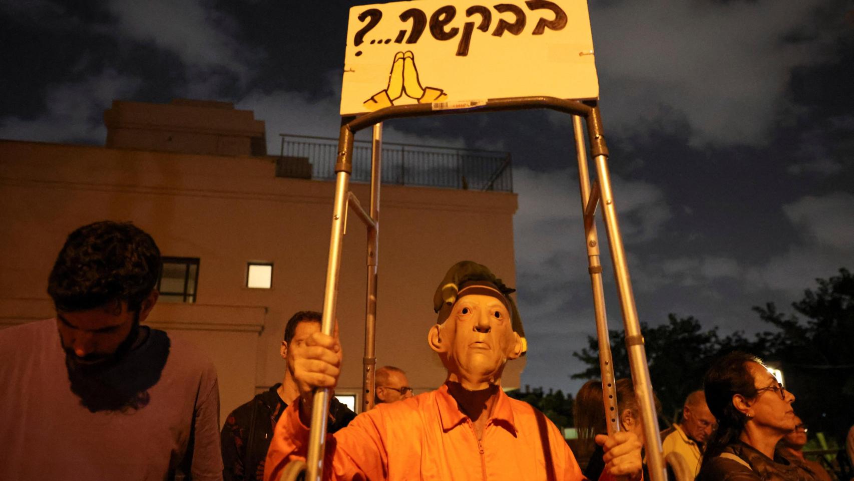 Protesta en Tel Aviv después de que el primer ministro israelí , Netanyahu, pidiera al presidente Herzog que le indultara.