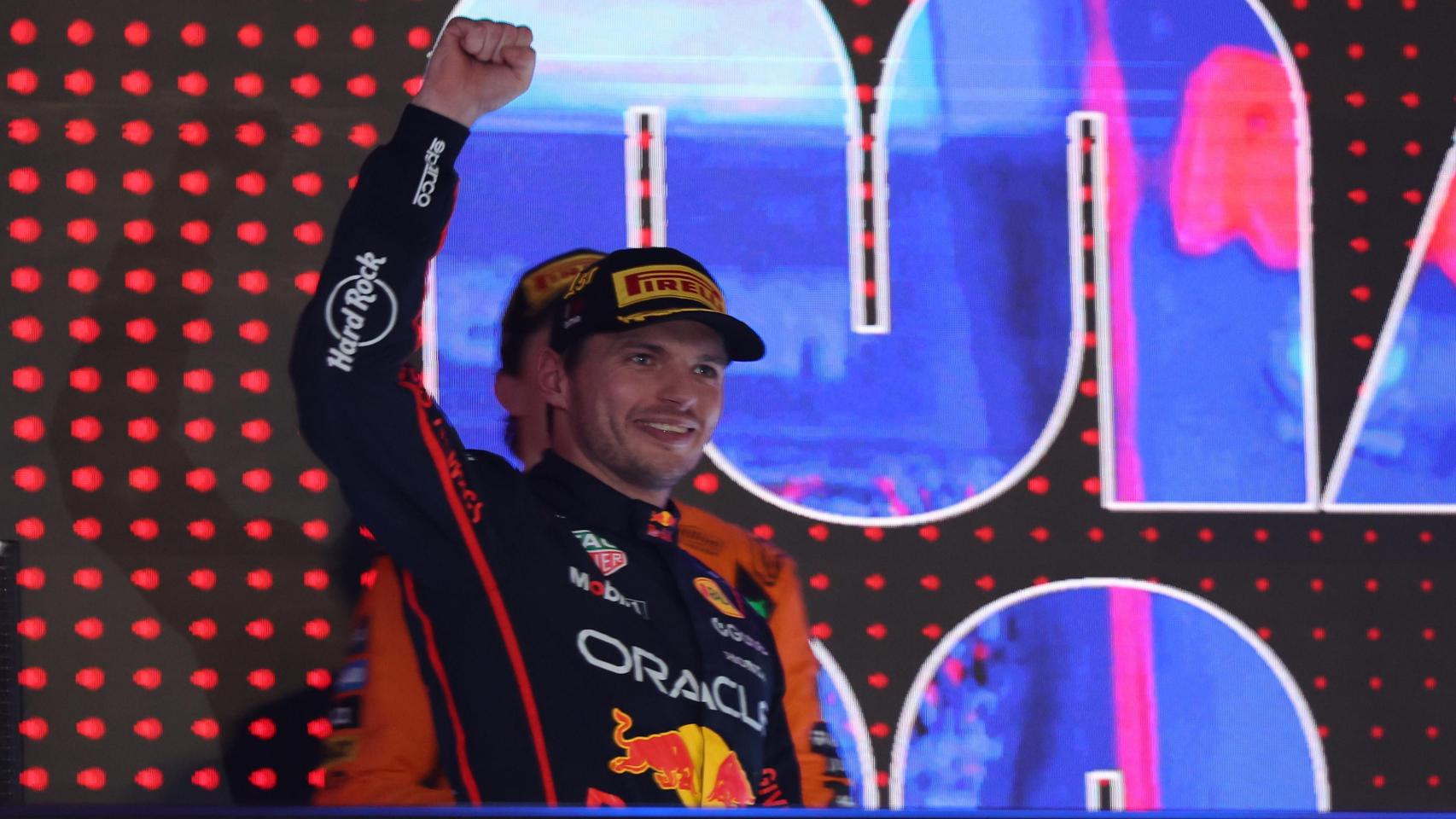 Max Verstappen, en el momento en el que se sube al podio tras el GP de Qatar.