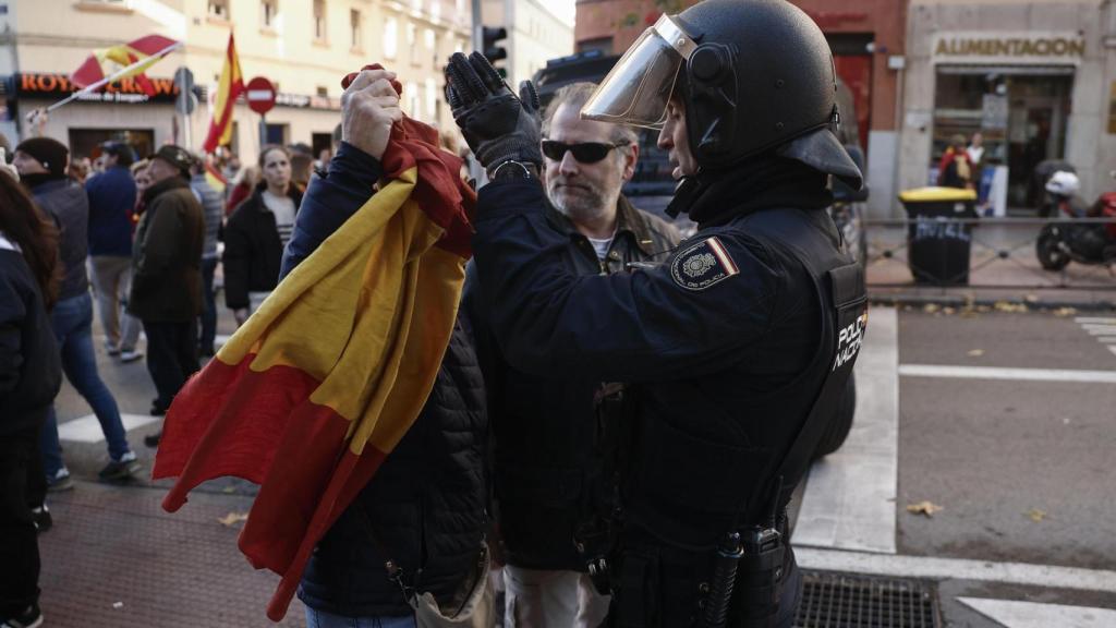 Dos manifestantes se encaran con la Policía, esta tarde en las proximidades de Ferraz.