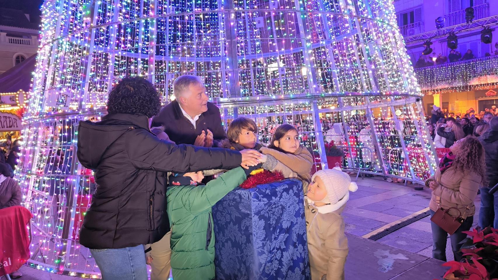 Los niños de Afanion y Francisco Cañizares han encendido el alumbrado de Navidad de Ciudad Real.