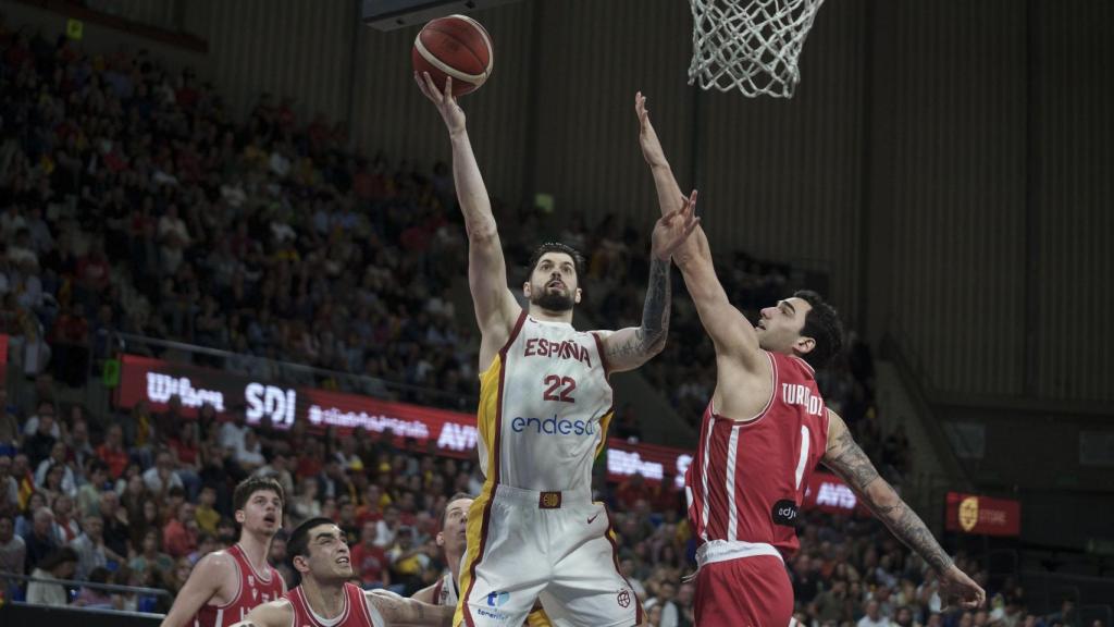Santi Yusta mete una canasta durante el partido ante Georgia.