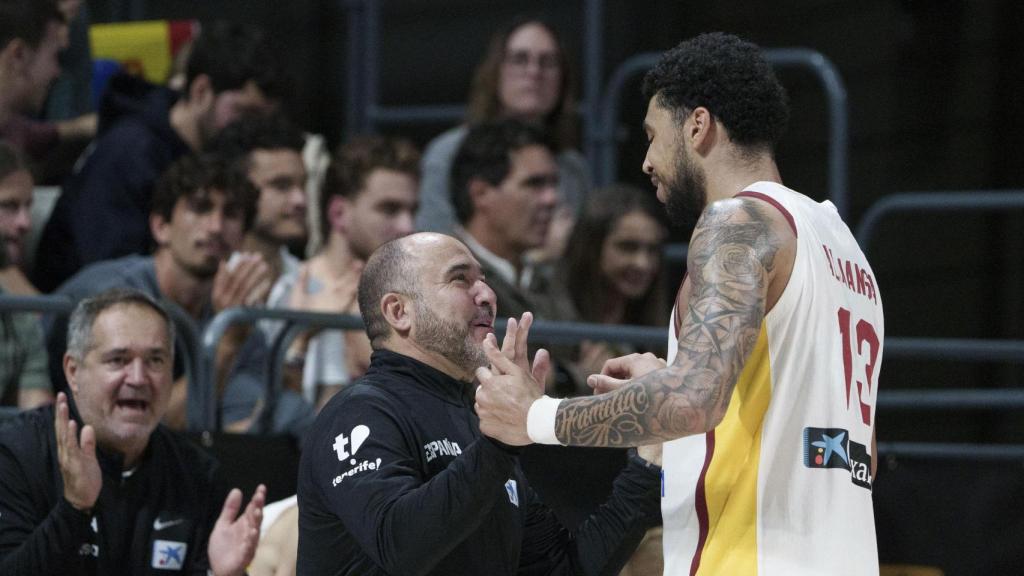 Chus Mateo felicita a Izan Almansa.