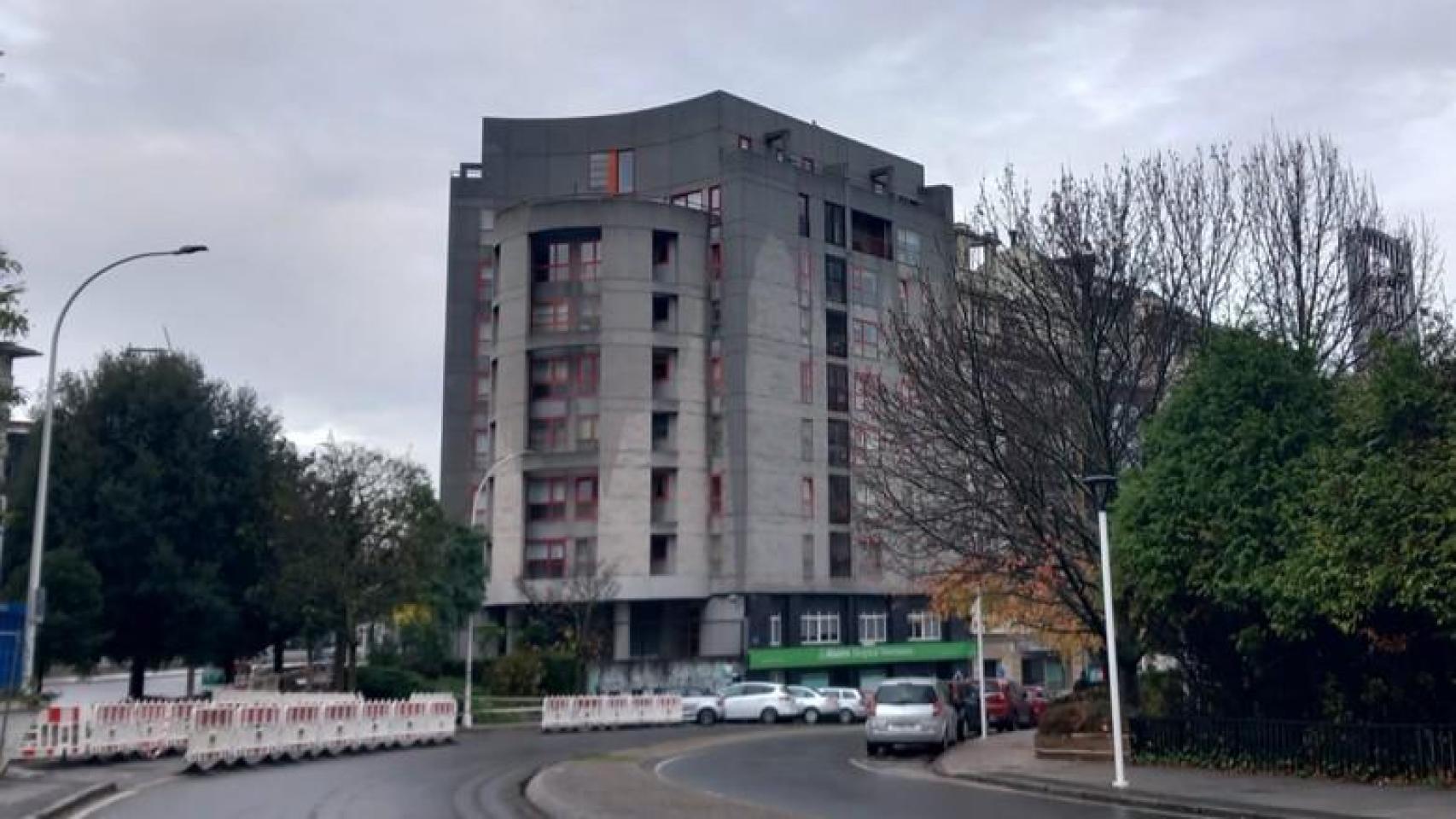 Un edificio postmoderno en la calle Caballeros de A Coruña