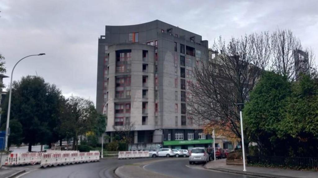 Un edificio postmoderno en la calle Caballeros de A Coruña