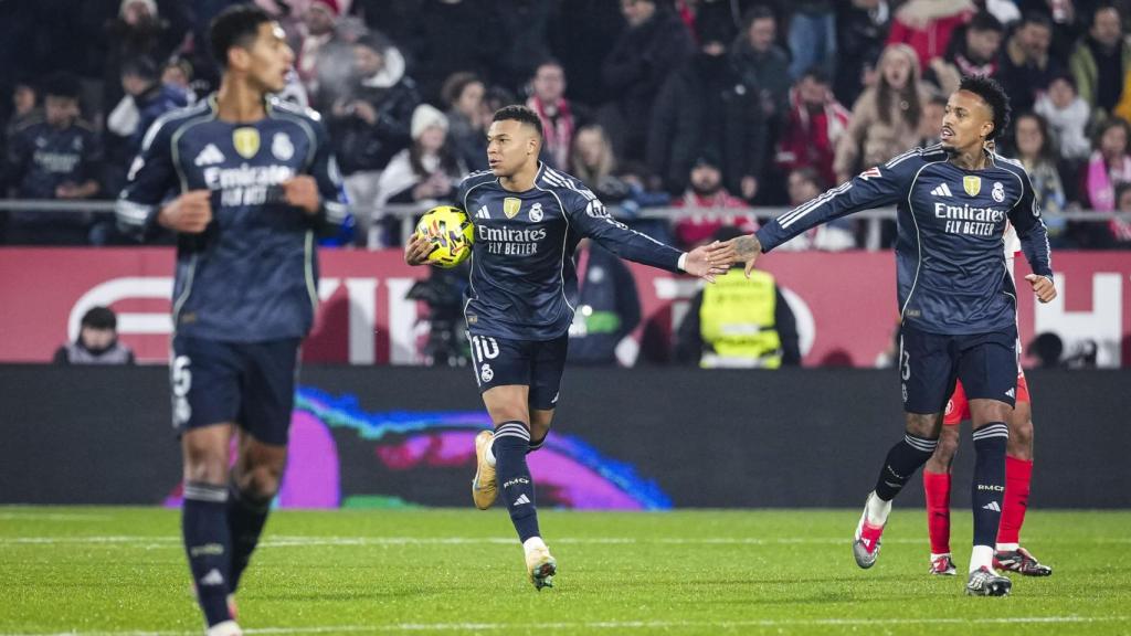 Mbappe celebrates with Militao with Girona's equalizer.