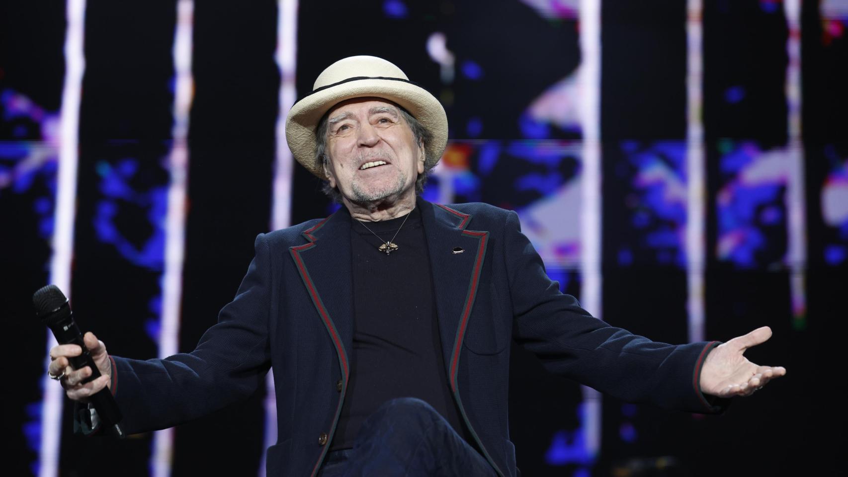 El músico y cantante Joaquín Sabina durante el concierto ofrecido este domingo en el Movistar Arena, en Madrid. Foto: Javier Lizón / EFE