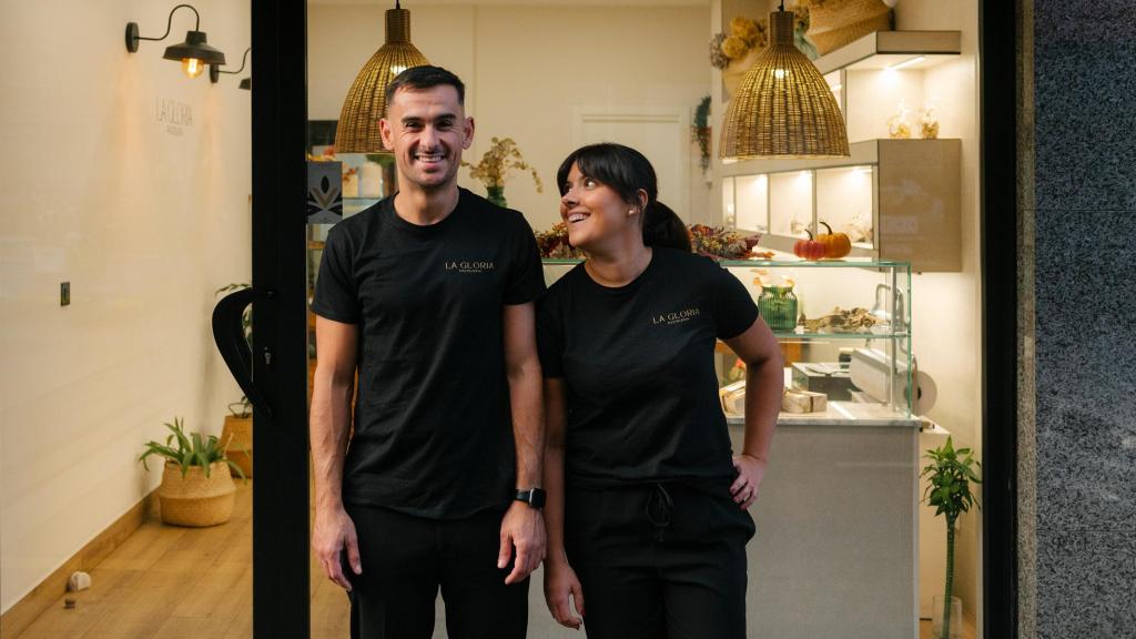 Barbara Pereira junto a su marido Adrián Álvarez, la otra mitad de La Gloria.