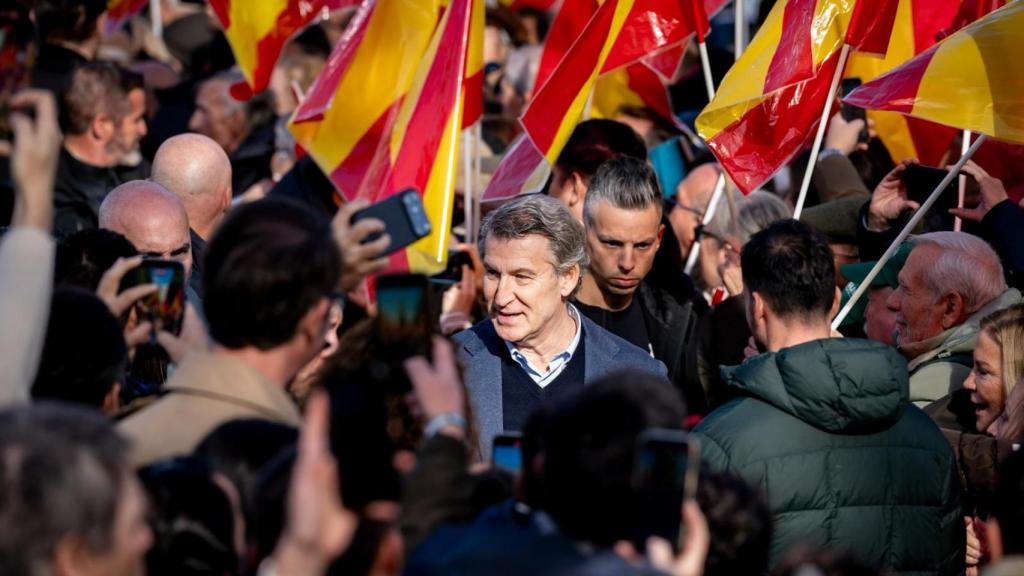 Alberto Núñez Feijóo, presidente del PP, rodeado de una multitud y banderas de España, en la concentración del Templo de Debod.