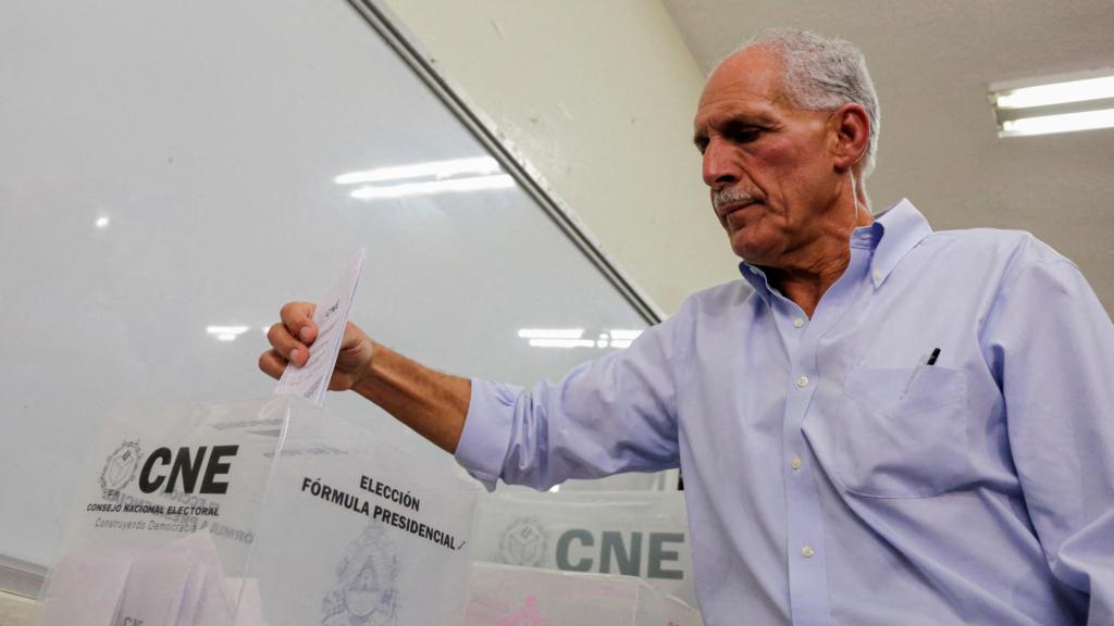 Nasri Asfoura casts his vote at a polling station in Tegucigalpa.
