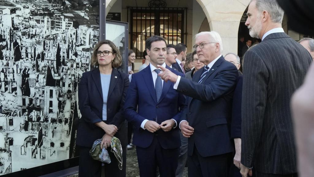 Frank-Walter Steinmeier y el rey Felipe VI visitan el Museo de la Paz de Gernika.