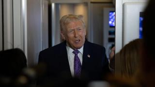 Donald Trump este domingo en el Air Force One hablando con periodistas.