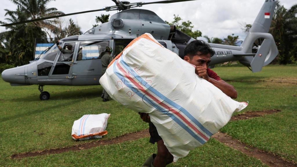 Distribución de suministros en Agam, Sumatra Occidental.