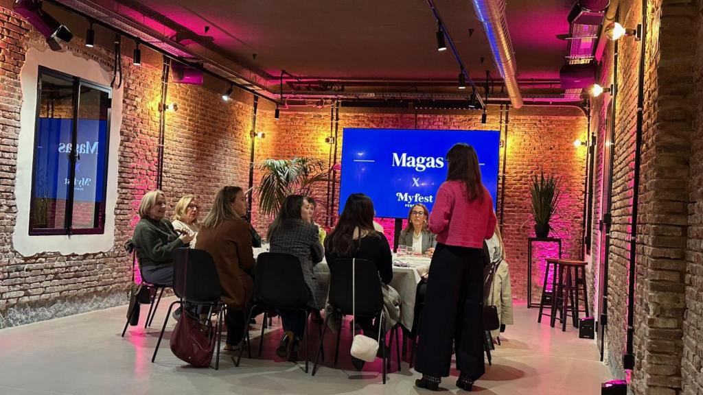 Las lectoras de la Comunidad de Magas disfrutando de la cata olfativa.