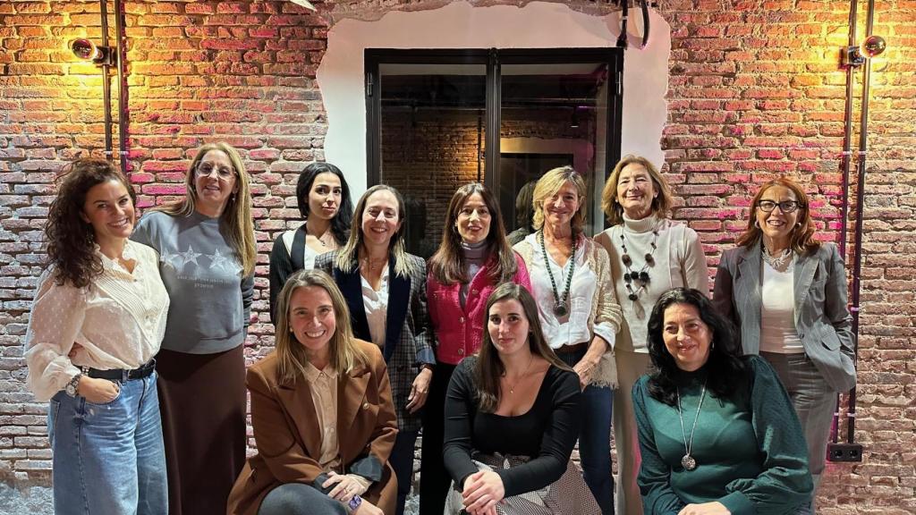 Las lectoras de la Comunidad de Magas con Aurora García en la cata olfativa de Myfest Perfumes en el Espacio Dobble.