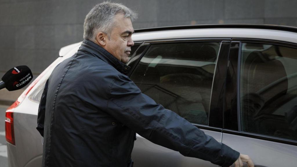 Santos Cerdán a su salida del juzgado de Tafalla, subiéndose al coche.