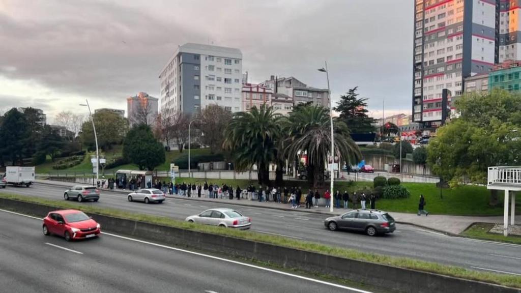 Largas colas en una de las paradas de la línea UDC en Alfonso Molina este lunes.