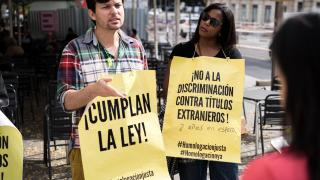 Varios profesionales sanitarios en una manifestación por la homologación de títulos extranjeros.
