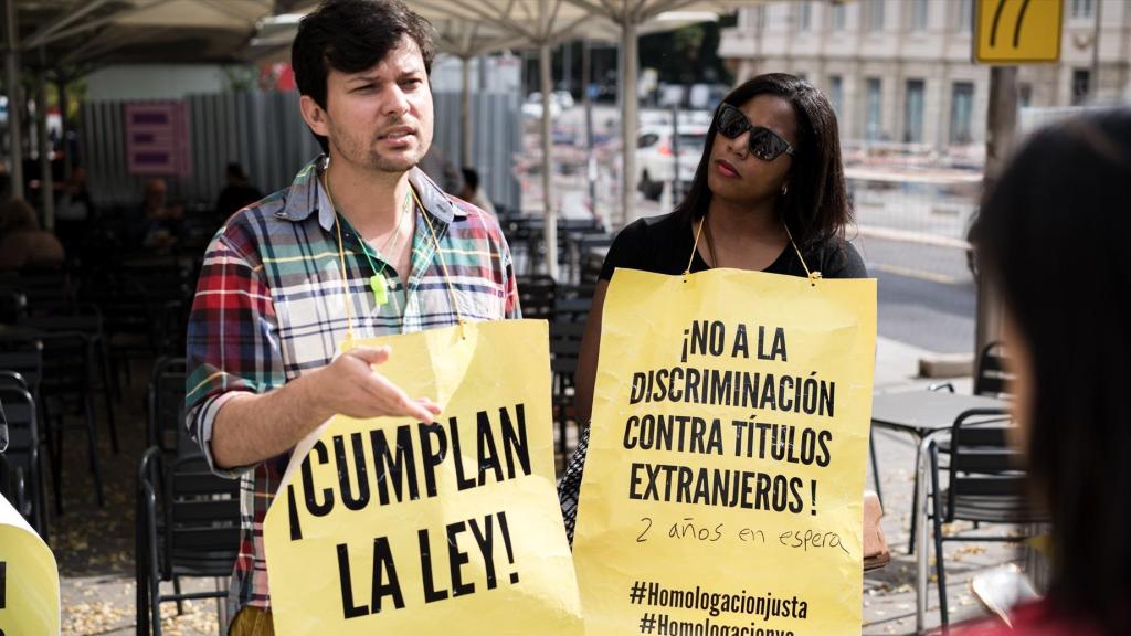 Varios profesionales sanitarios en una manifestación por la homologación de títulos extranjeros.