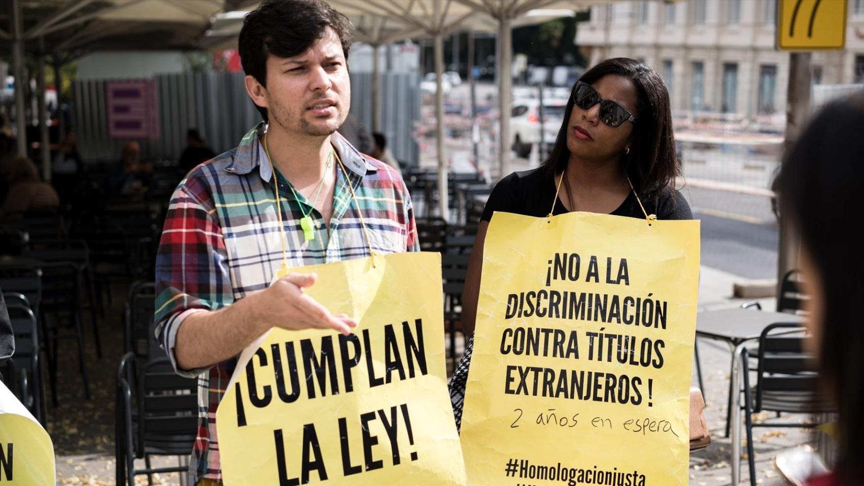 Varios profesionales sanitarios en una manifestación por la homologación de títulos extranjeros.