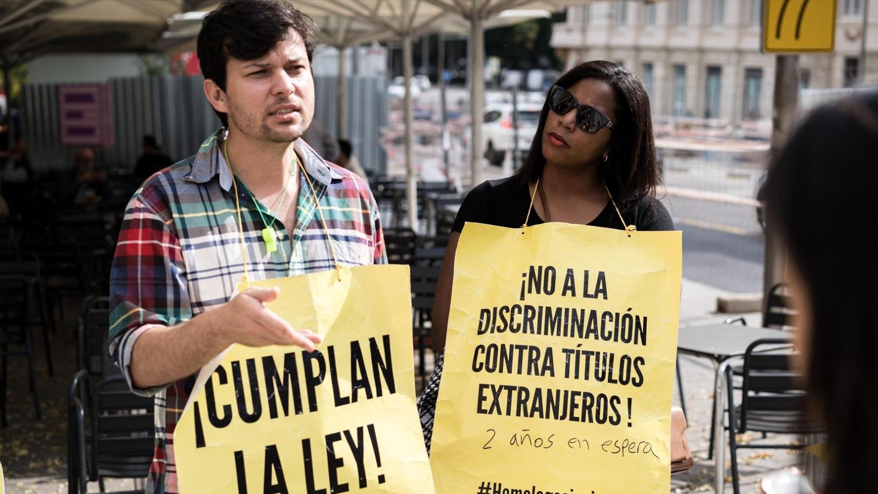Varios profesionales sanitarios en una manifestación por la homologación de títulos extranjeros.