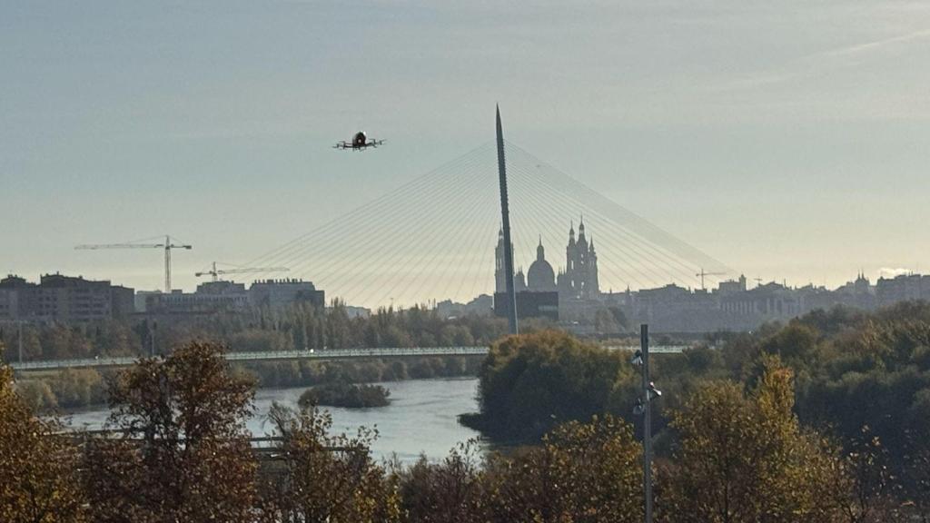 La aeronave volando sobre la Zona Expo.