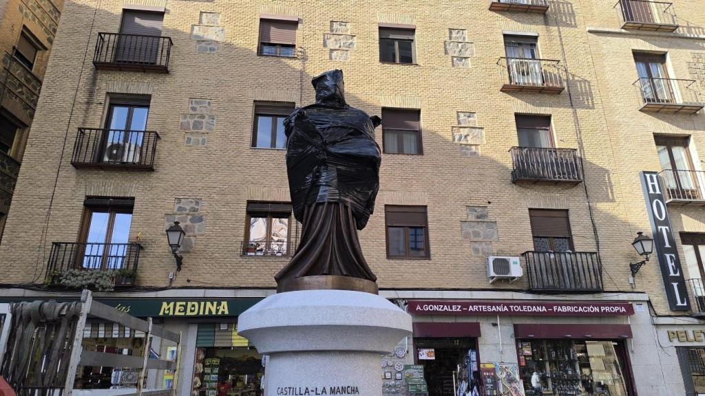 La estatua ya está instalada, tapada con un plástico negro, frente a la puerta de acceso a la biblioteca del Alcázar de Toledo.