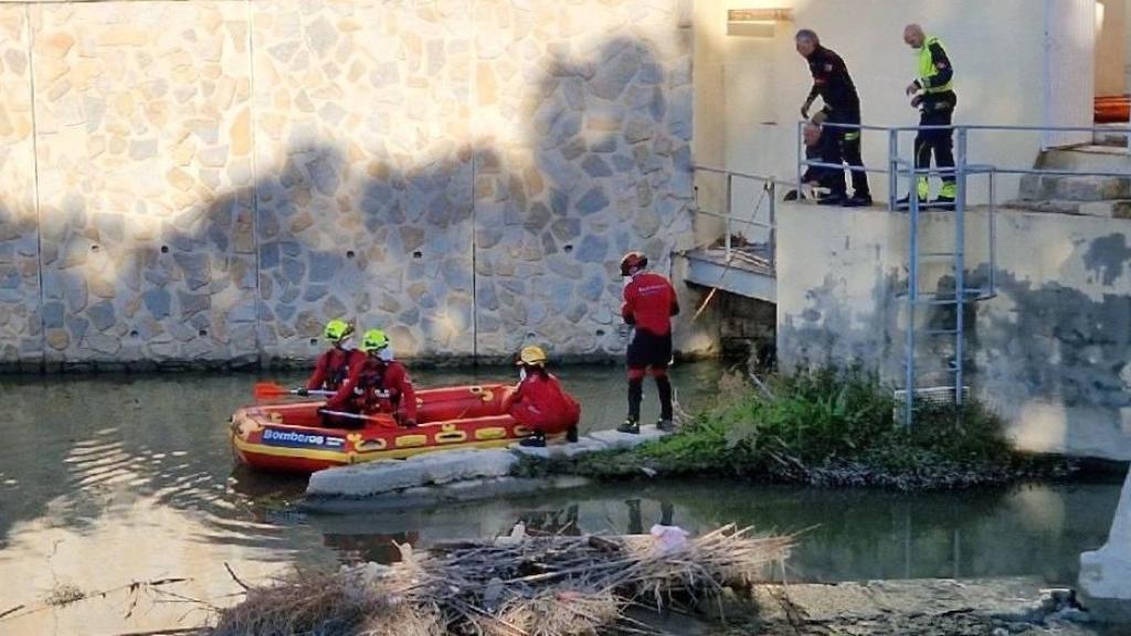 Los bomberos buscando el cuerpo en el río Segura.