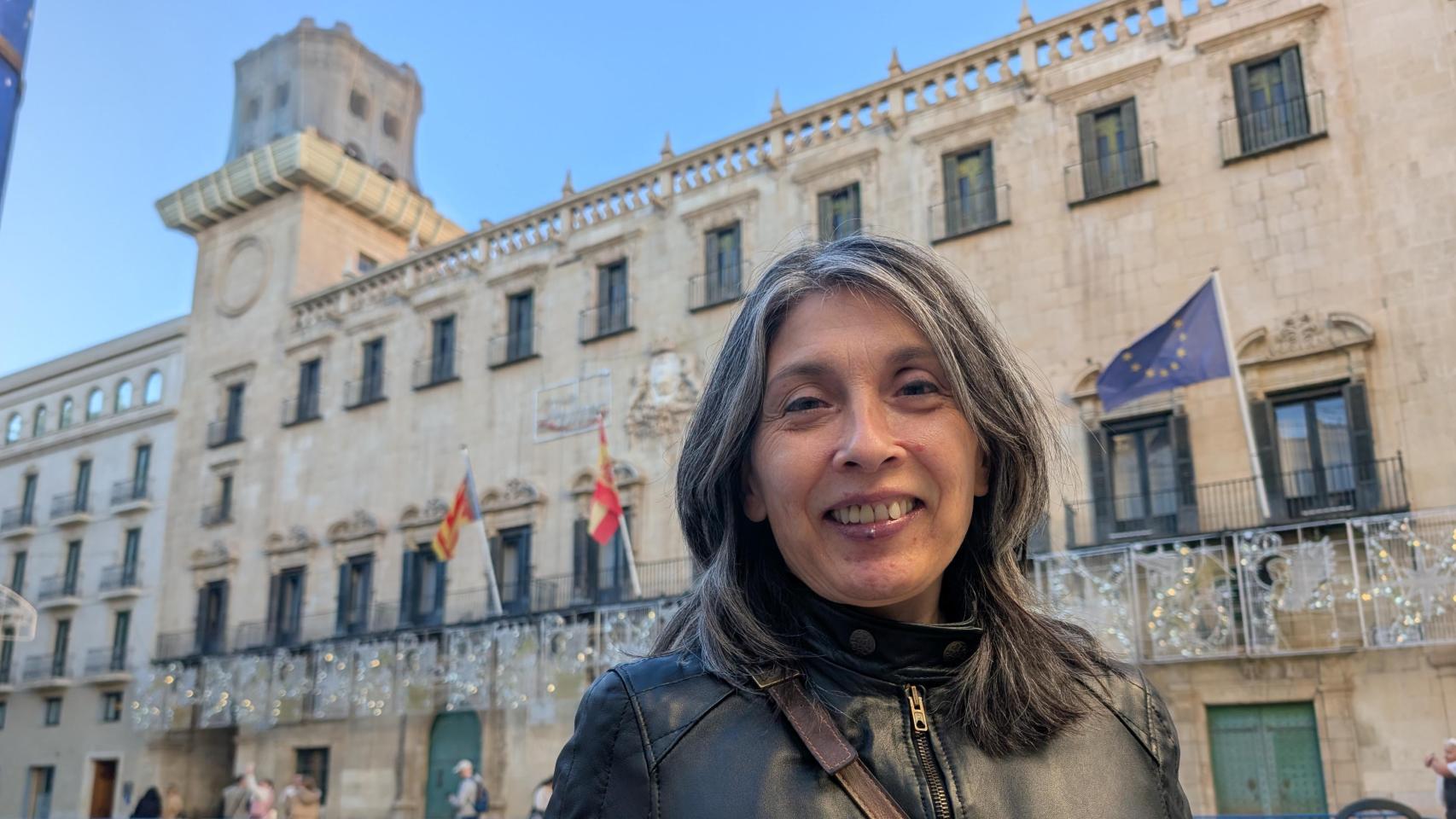 Lorena, junto al Ayuntamiento de Alicante.