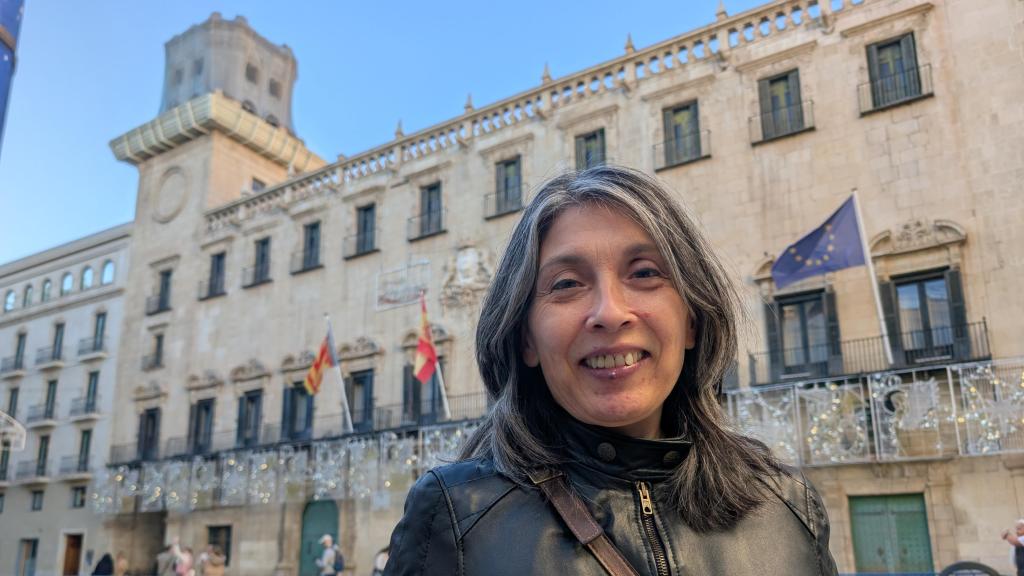 Lorena, junto al Ayuntamiento de Alicante.