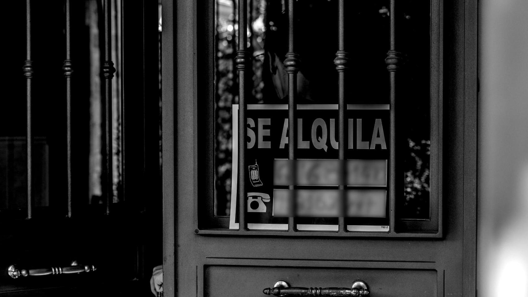 Un cartel que anuncia que se alquila una vivienda