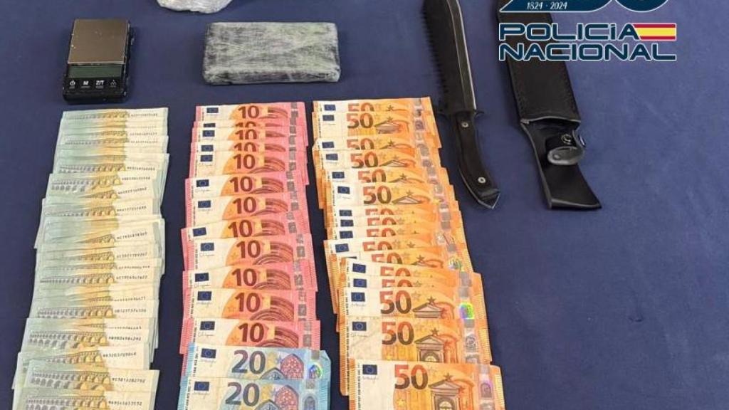 La Policía Nacional incautó cocaína y dinero, entre otros, en el domicilio del detenido.