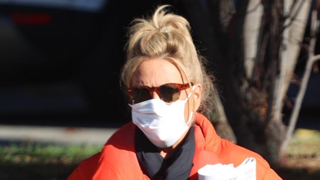 Lydia Lozano, yendo al hospital a ver a su esposo, Charly, el pasado domingo 30 de noviembre.