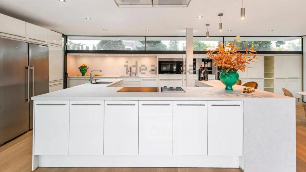 La cocina con isla de la que fue casa de Bertín Osborne y formó parte del programa 'Mi casa es la tuya'.