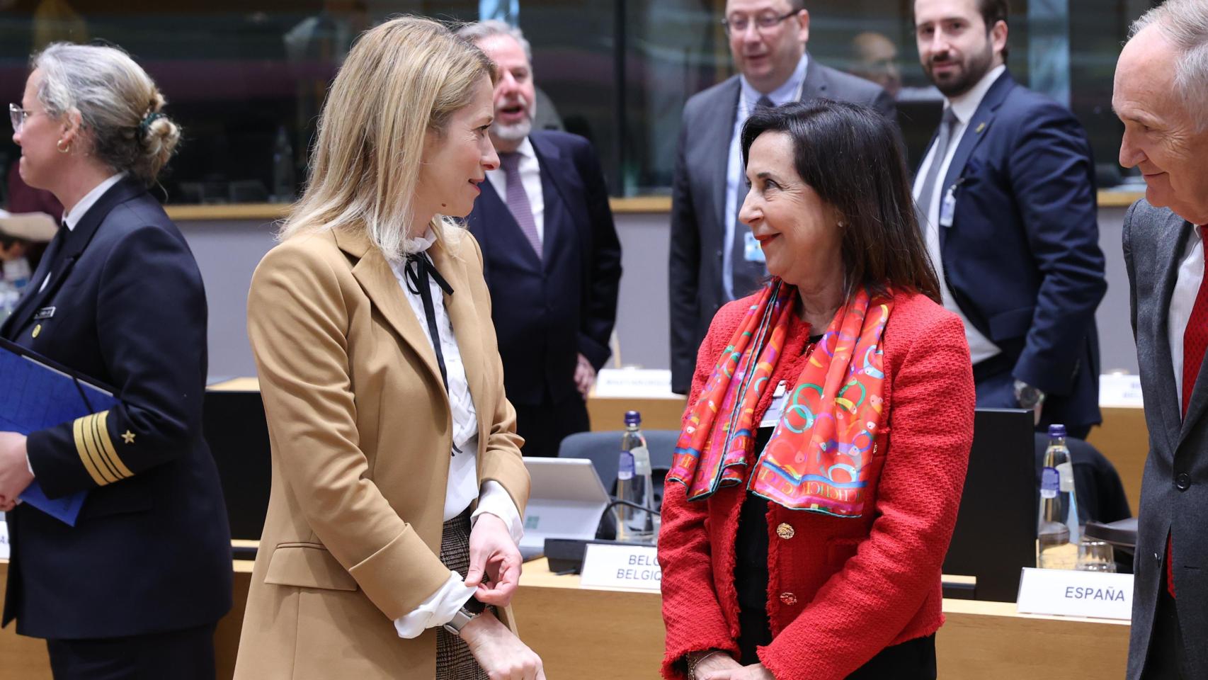 La ministra de Defensa, Margarita Robles, conversa con la jefa de la diplomacia de la UE, Kaja Kallas, durante la reunión de este lunes en Bruselas