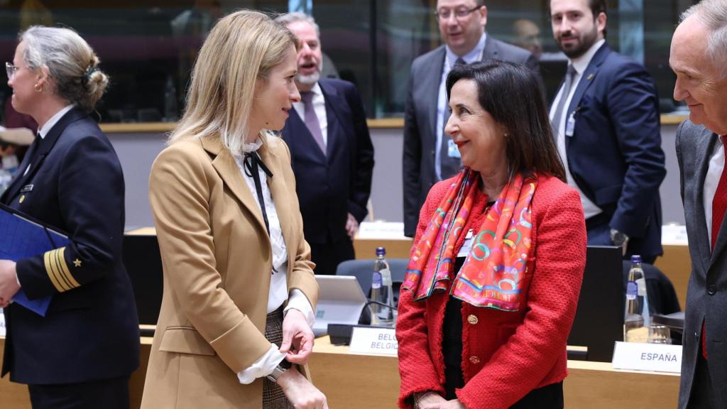 Defense Minister Margarita Robles speaks with European Union diplomatic official Kaja Kallas during the meeting held on Monday in Brussels.