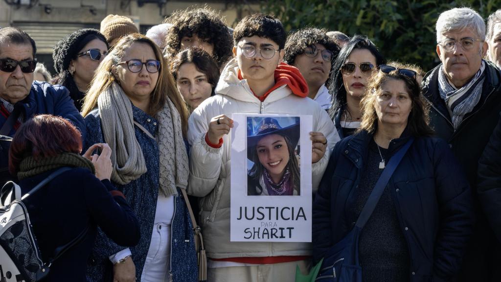 Familiares de Sharit, con su foto.
