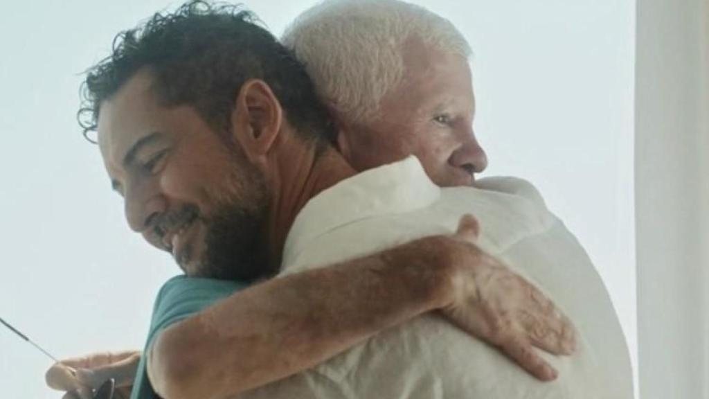 David Bisbal abrazando a su padre, hace un rato.