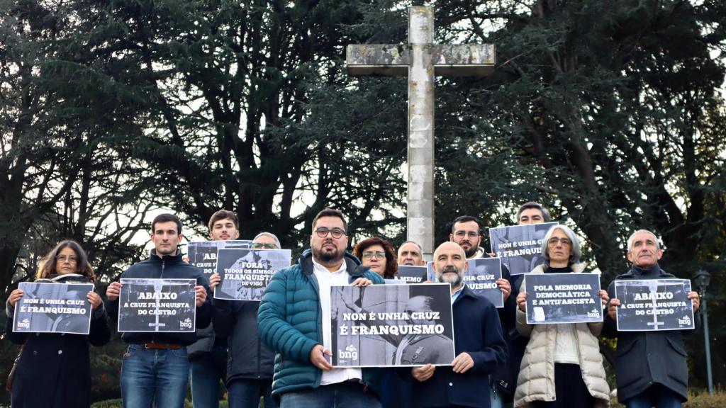 Xabier P. Igrexas y Néstor Rego junto al resto de la formación nacionalista frente a la cruz de O Castro