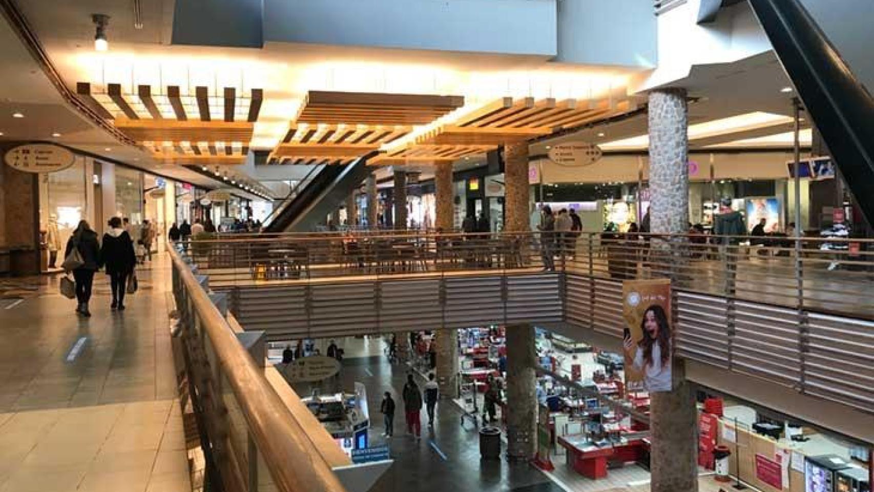 Interior del centro comercial Luz del Tajo de Toledo.