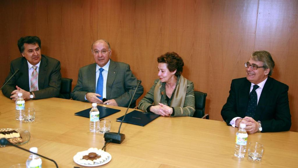 2007, la presidenta de Galletas Gullón, María Teresa Rodríguez (2D), y el presidente de Caja Duero, Julio Hermoso (2I), firman un convenio de colaboración