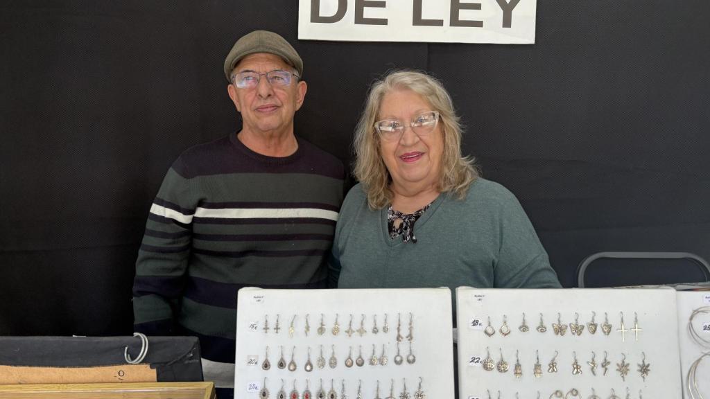 Liz Rico y su marido, comerciantes en el paseo de Soto.