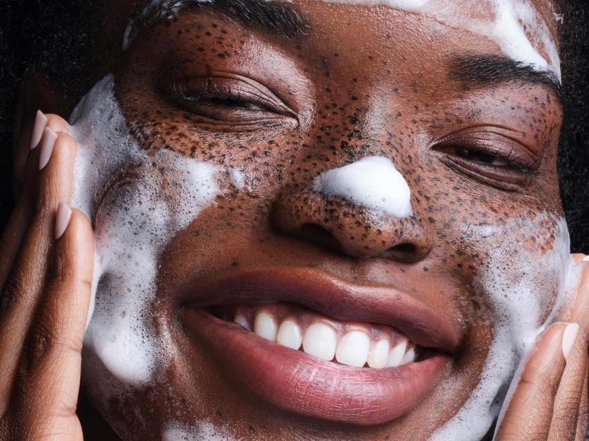 Una modelo de Tatcha Beuaty probando la crema limpiadora The Rice Wash.